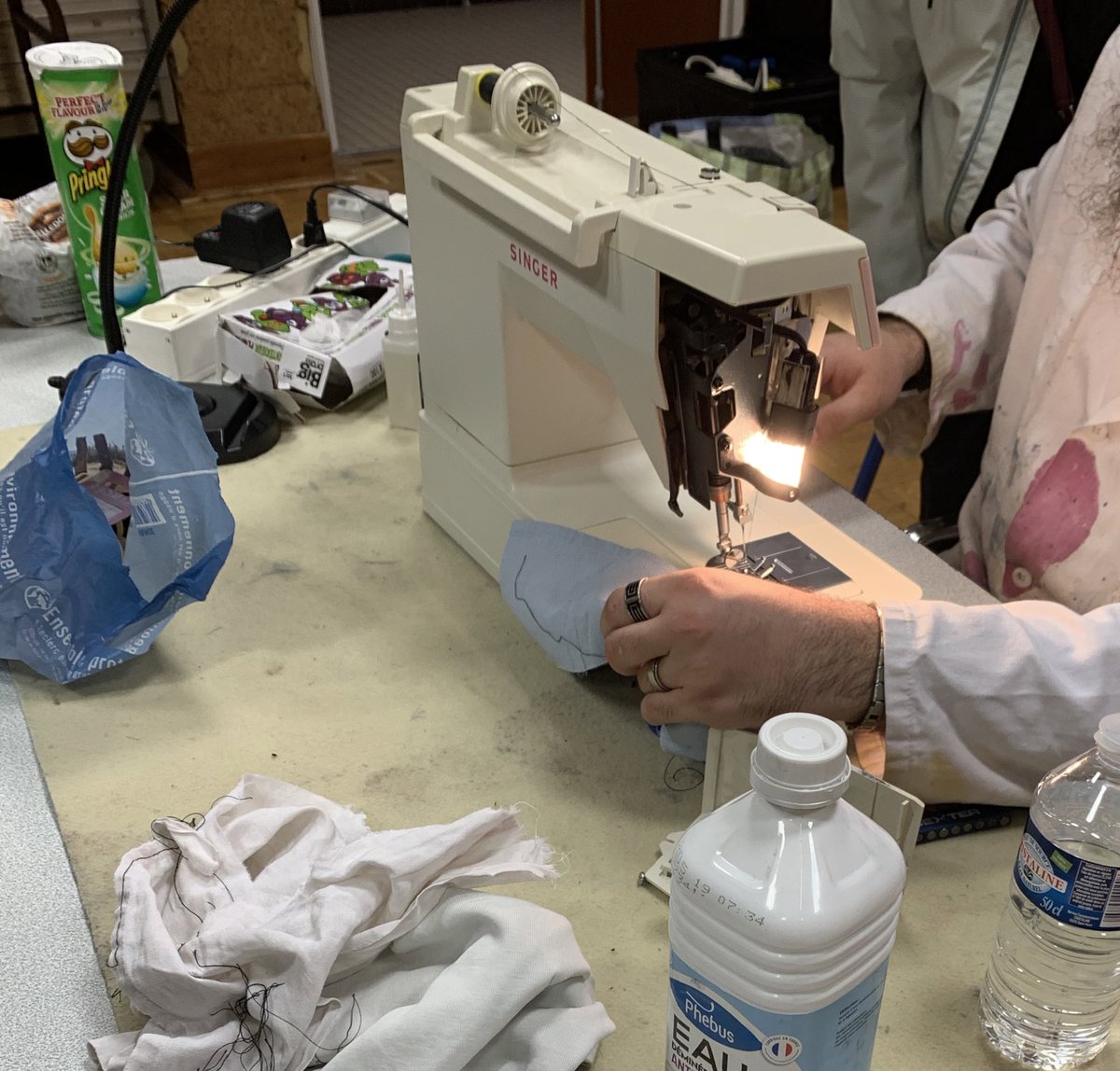 Aujourd’hui c’était découverte du <a href="/repaircafetours/">Association Repair Café Tours</a> en compagnie de <a href="/julienth370/">JulienTH37</a> !
C’est vraiment génial, chaque personne à sa spécialité de l’informatique à l’électroménager en passant par la couture :D
C’est fou de voir que presque tout est réparable !