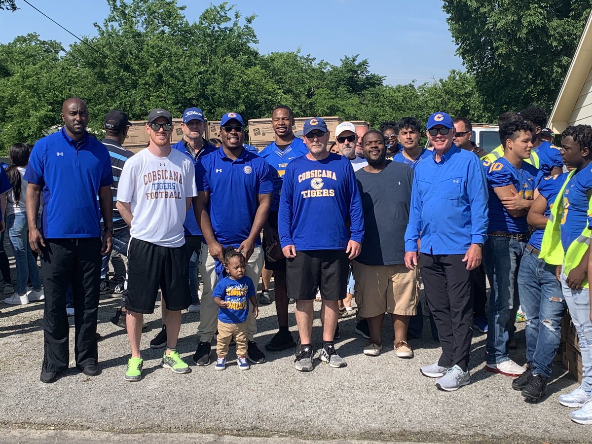 Tigers take time to give back to Corsicana with “Farmers 2 Families” food distribution drive in. Way to go Tigers!

#WeCAN #TCC 🐅