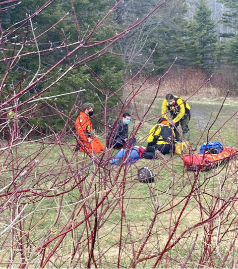 JRCCTrentCCCOS's tweet photo. Members of @RCAFOperations #424 and #439 Sqns conducted #SAR training in Gaspésie this week with @CASARA_National. While always ready to respond to aircraft in distress, a #smartpilot reminder to file flight plans, arm 406 beacons and carry emergency gear. @RCAF_ARC https://t.co/SEAyGR1oBW