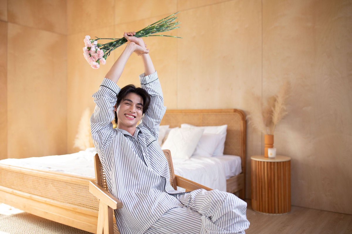 Kiscandle's tweet photo. ตื่นตอนเช้ายังไงให้สดใสขนาดนี้☀️ #GulfKanawut #ลูกบอลของคุณบิ๊กกลัฟ #PhiBalls #หวานใจมิวกลัฟ 
สั่งได้เลยจ้าสองชั่วโมงสุดท้ายยยยยยย https://t.co/dI4y2eEktG https://t.co/P25iGYZE3c