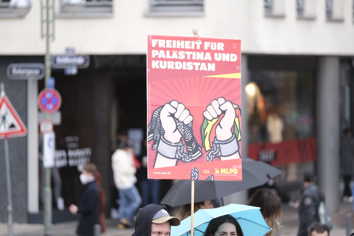 Eindrücke von der antisemitischen Demo zur Erinnerung an die ,Nakba’. Auf dem ersten Bild vermutlich die Schahāda Fahne die auch die Hamas benutzt #Ffm1505