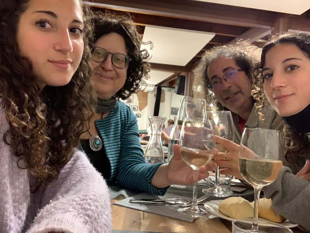 MarinaCarbonel3's tweet photo. Un brindis per la darrera quimio del tractament pautat. 
Un sincer agraïment a tot el personal sanitari de @HospitalSantPau per la seva ajuda, suport i alegria i amor infinit a la meva família, amigues i companys que m' heu cuida't i animat.
#seguimambforça #maleitcancer https://t.co/C785RSuroC