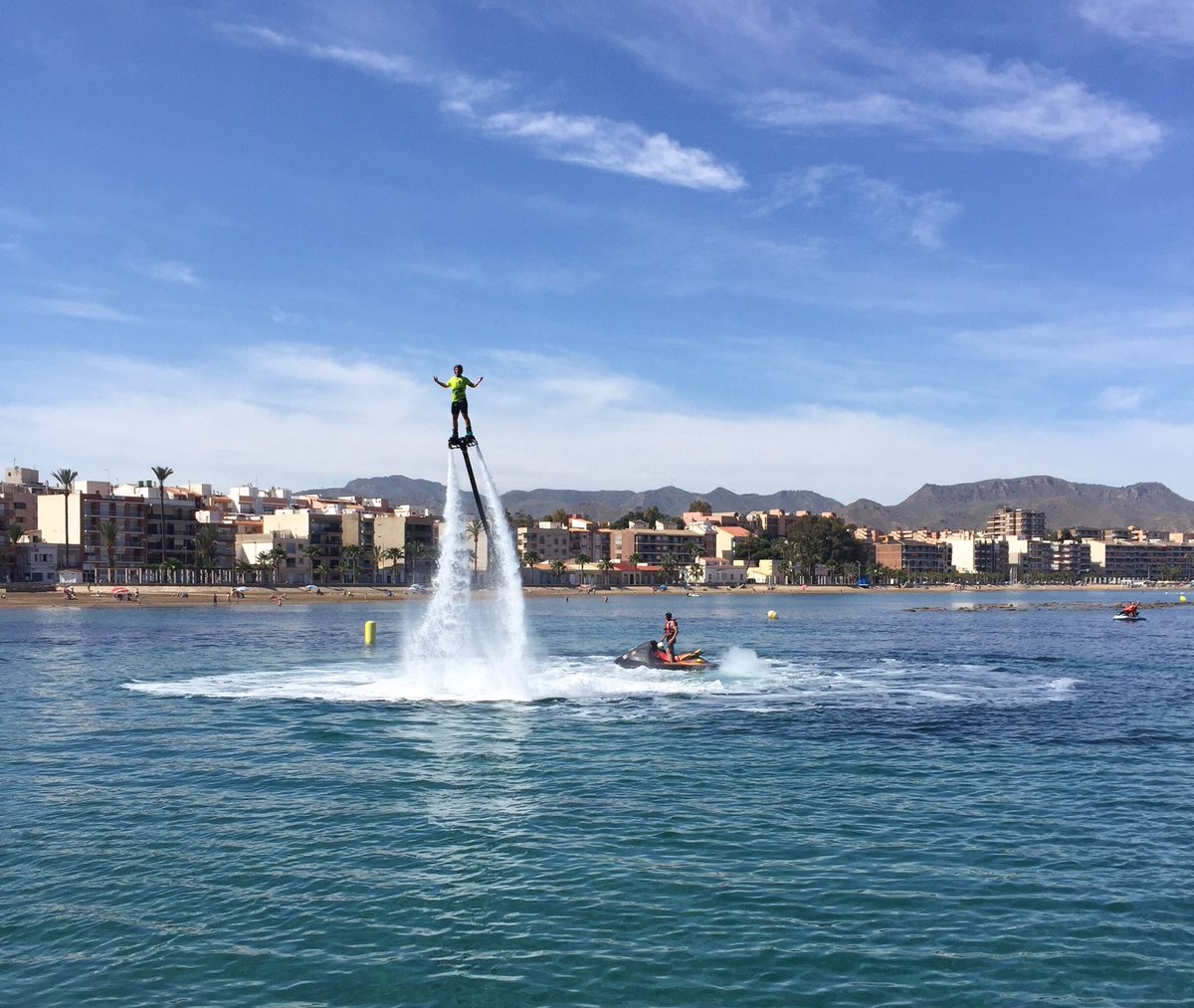 TACTIC_av's tweet photo. Tras las primeras clasificaciones de esta mañana, retomamos el Campeonato de España de #Flyski con las batallas entre riders. 🌊💨 Primero le toca a la Categoría Promotion, después será el turno de las Pro Girl y acabaremos la tarde con los Pro. 💪🏼 @RFEMotonautica @LaLigaSportsTV https://t.co/wPja25mUpy