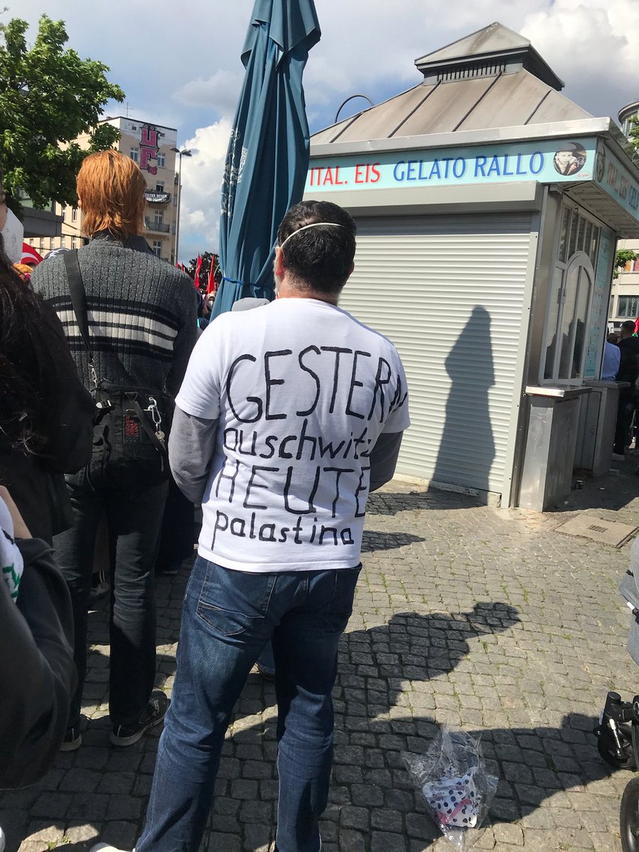 Auch die antisemitischen Vergleiche mit dem #Nationalsozialismus und dem #Holocaust werden in #FrankfurtMain unermüdlich reproduziert. #ffm1505 #b1505 #Antisemitismus