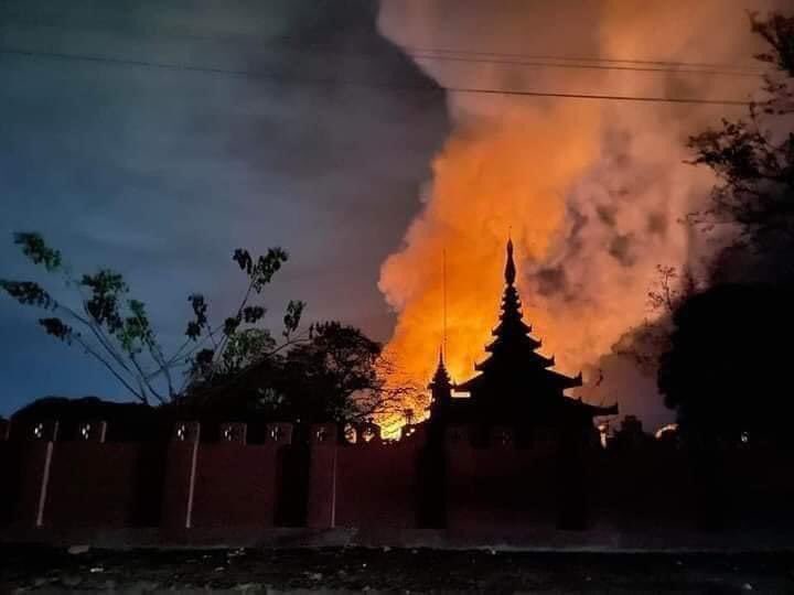 KhinHninTun3's tweet photo. Shwe Bo market was fired yesterday night.Pray for Shwe Bo.#WhatsHappeningInMyanmar #May15Coup https://t.co/S36GHN5XsP