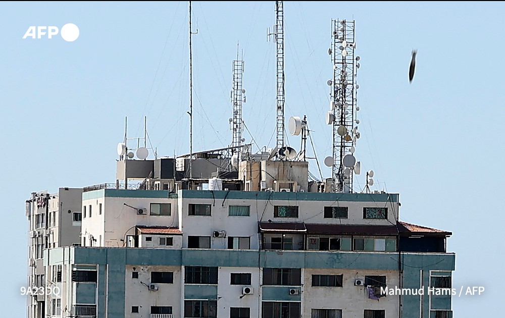 Hibai_'s tweet photo. Esta foto de @MahmudHams, fotorreportero gazatí que se juega el pellejo cada día, es impresionante. Es el milisegundo anterior a que el misil que vemos en ella derribe la sede de Jazeera y AP en Gaza. https://t.co/2r35eeoPkk