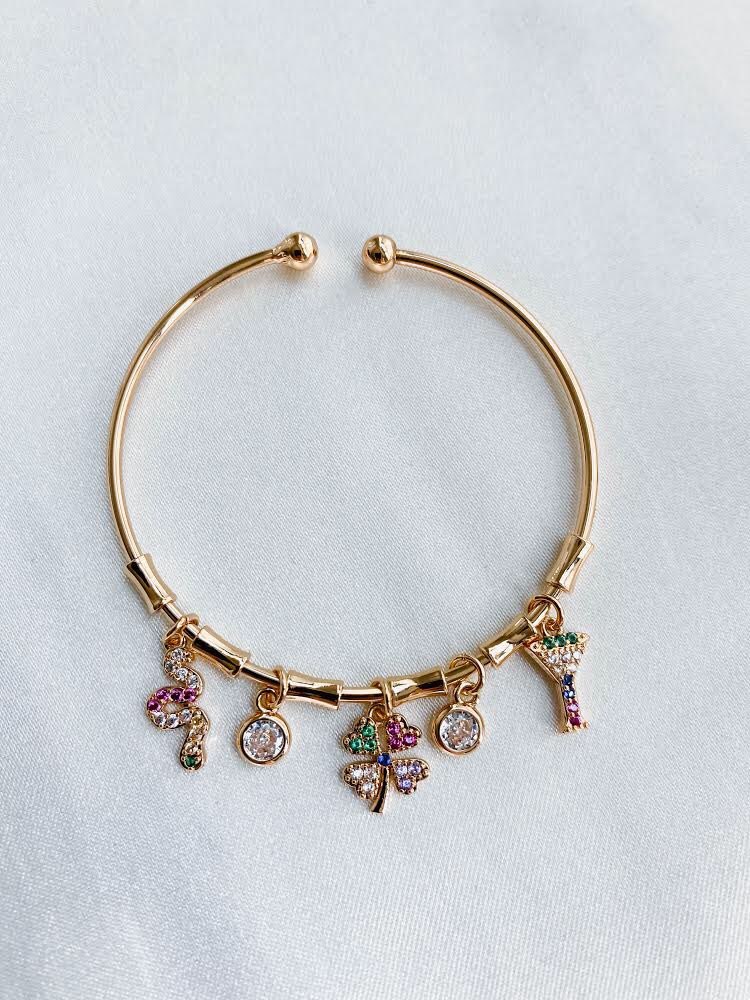 FlammeJewellery's tweet photo. Margaret Charm Bileklik✨ 
İlk görüşte aşık olacağınız bir tasarım. “F” harfi içeren bir tasarım olduğu için, 2 yıl garantimiz mevcuttur. KARGO ÜCRETSİZ. #flammejewellery #jewelry #aksesuar #takı #bileklik #charm #bileklikmodelleri #altınkaplama #zirkon #küçükişletme https://t.co/NCc9IMtJQo