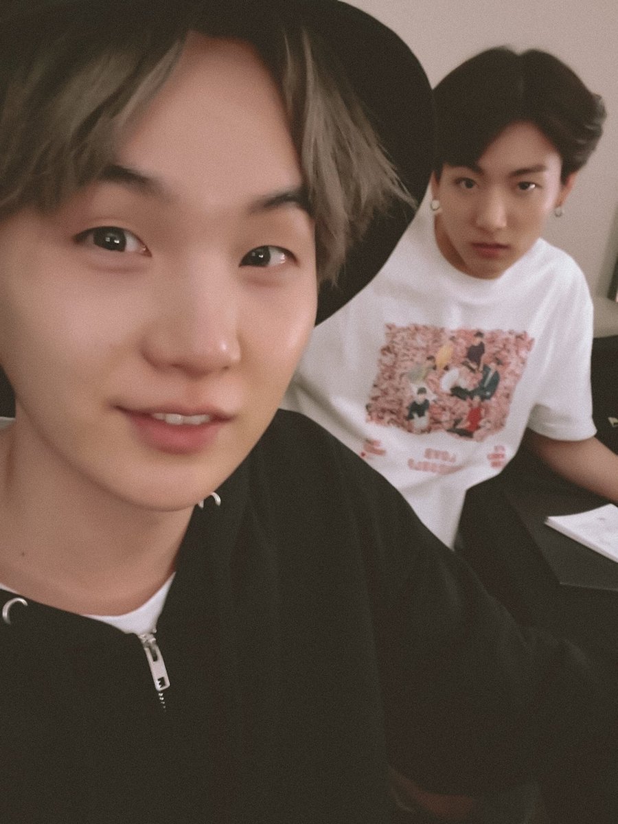 HoneykSeokjinis's tweet photo. I’m voting for @BTS_twt for #BBMAsTopSocial https://t.co/uVMja6NCbc