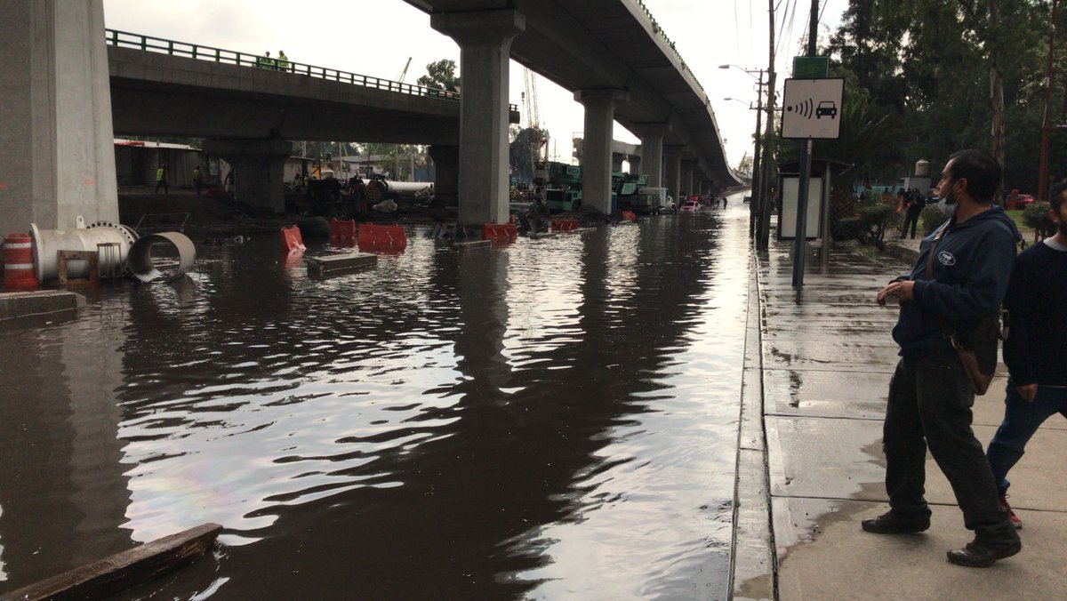 CPByCXochimilco's tweet photo. Ya se inundó el puente de Cuemanco (lo que lleva de avance). 

#YoProtejoElHumedal https://t.co/a40TZvD10t