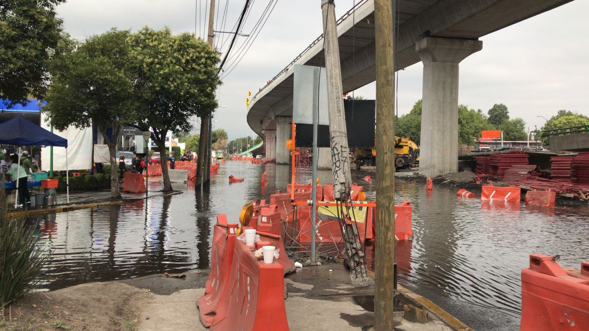 CPByCXochimilco's tweet photo. Ya se inundó el puente de Cuemanco (lo que lleva de avance). 

#YoProtejoElHumedal https://t.co/a40TZvD10t