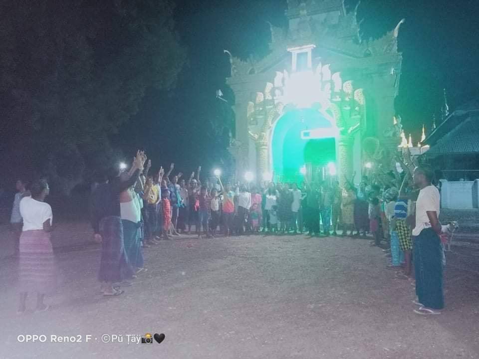 chomayko's tweet photo. Salingyi township held a night protest against dictatorship. #May15Coup  #WhatsHappeningInMyanmar https://t.co/MfM9gg5G58
