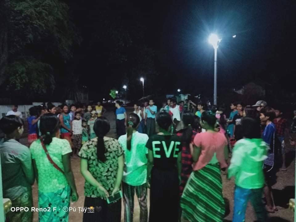 chomayko's tweet photo. Salingyi township held a night protest against dictatorship. #May15Coup  #WhatsHappeningInMyanmar https://t.co/MfM9gg5G58