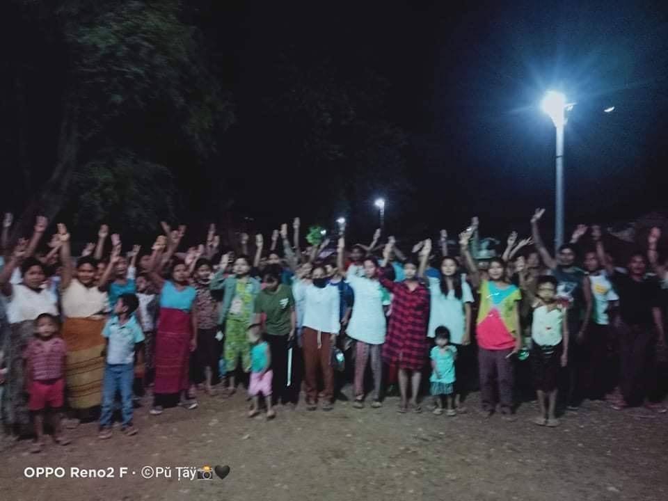 chomayko's tweet photo. Salingyi township held a night protest against dictatorship. #May15Coup  #WhatsHappeningInMyanmar https://t.co/MfM9gg5G58