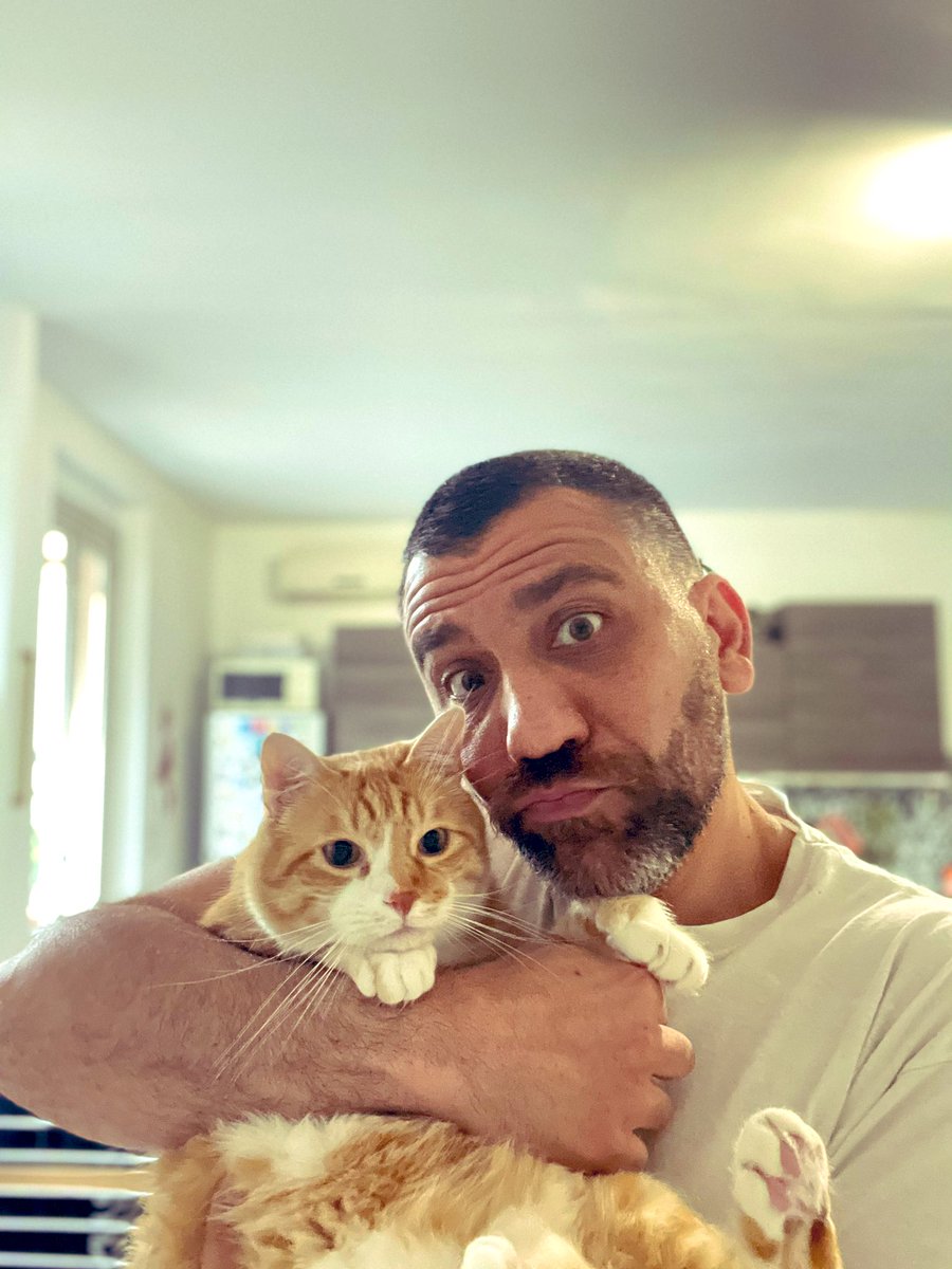BirilloFabio's tweet photo. Gatto preso alla sprovvista..
La felicità di #ugo #cat #catlover https://t.co/ASnOgnZ1EZ