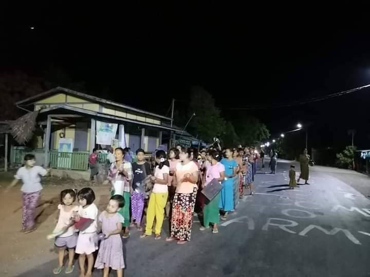lypm_twt's tweet photo. Night Strike happening the whole nation. Images showed protesting in Namkha village, #Magway. #May15Coup  #WhatsHappeningInMyanmar https://t.co/mpwoiBfE2u
