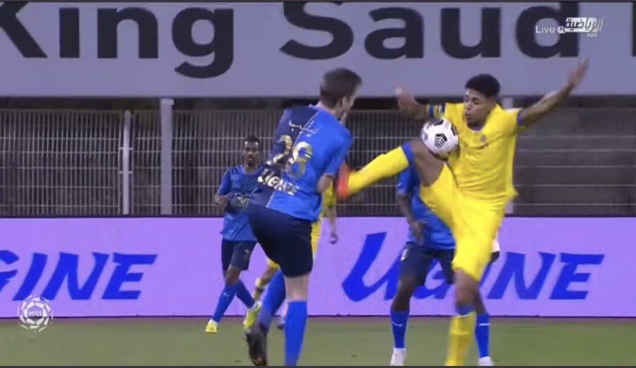 All_sports0's tweet photo. الفرق بين الحالات ليس بالقانون ولكن بلون القميص !!

لاعب #النصر عبدالعزيز الدوسري طرد

لاعب #الهلال كويلار اصفر https://t.co/RemGj8cFR1