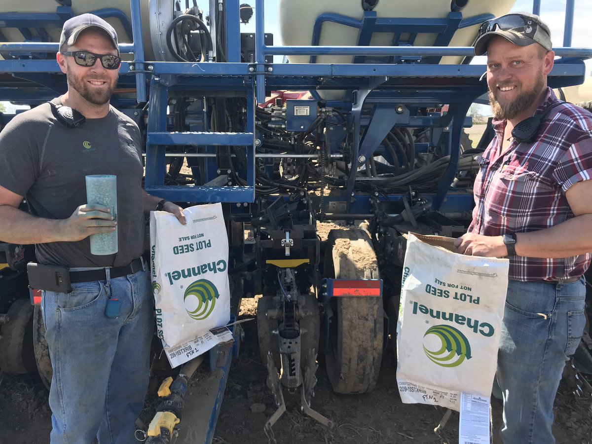 AgManDan's tweet image. @ChannelOhio getting those @ChannelSeed #corn #plots in the ground finally! Thanks @HaysSeedProduct and here’s to better days ahead ☀️🍻! @Bayer4CropsUS @BayerTraits #plant21