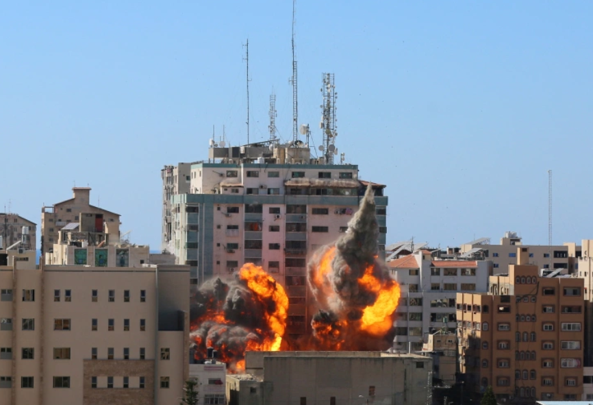 Al Jazeera denuncia que la destrucción De la Torre desde la que emitía en #Gaza es un “acto claro” para intentar frenar el trabajo de los periodistas en #Gaza 
Foto <a href="/Reuters/">Reuters</a>
aljazeera.com/news/2021/5/15…