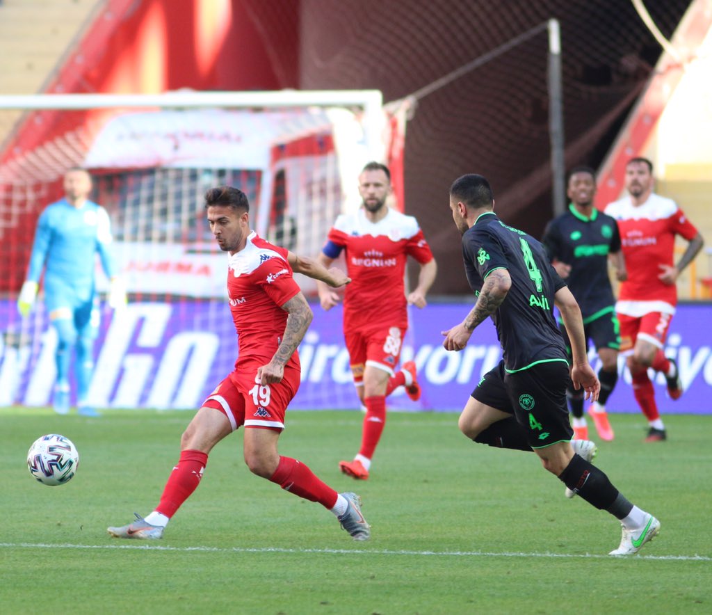 antalyasporform's tweet photo. #Antalyaspor #Konyaspor karşısında evinde kırmızı forma (#TorosForma) ile sahada. Forma kırmızı şort ve konç ile tamamlanmış.
Forma reklamları ise şu şekilde:
Göğüs: @regnumcarya
Sırt: @AnexTour
Kol: @corendon
Şort: @adopen
Konç: @7Mehmet https://t.co/zlxPnv6ecM