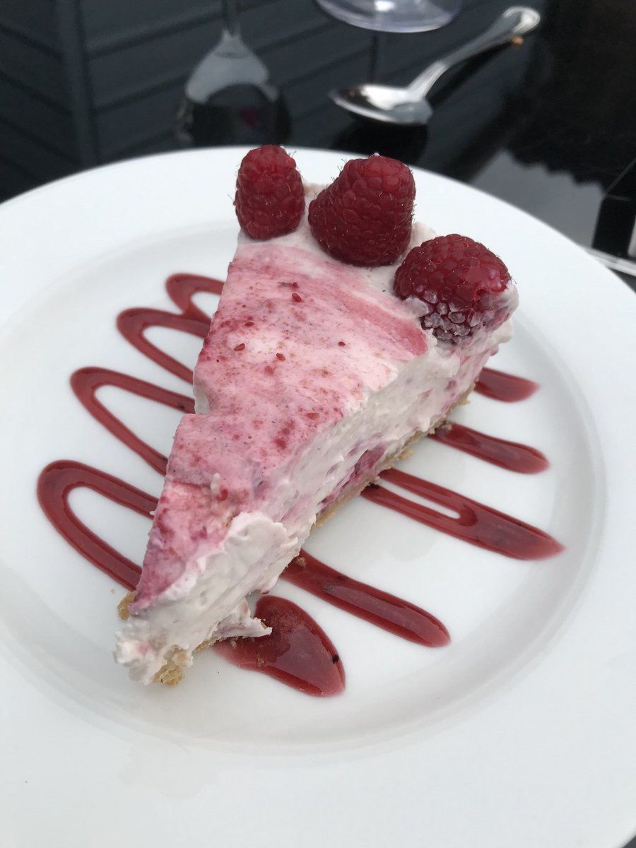 SarahHardy21's tweet photo. Great dinner @TheAngelLoddon #puddings! #naughty #dietstartstomorrow @lizhollis #BethRose https://t.co/nEQJLehdke