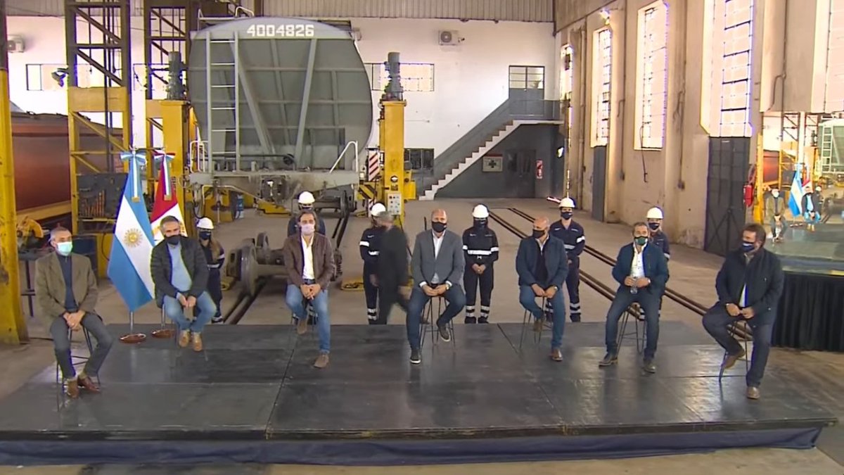 juanjotufaro's tweet photo. 🚆AHORA | El ministro @AlexisGuerrera participa de la reinauguración de los Talleres Ferroviarios San Cristóbal en Santa Fe.
#CABAFR⬆️
#ArgentinaUnida❤️🇦🇷
Seguilo en vivo acá👉
https://t.co/lqrqnJxTMY https://t.co/amVeT0n9oX