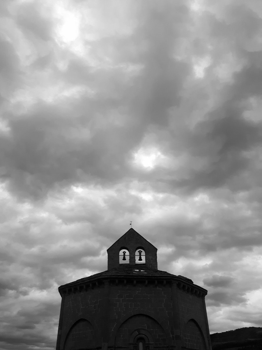 ialzu77's tweet photo. Faro de los peregrinos del #caminodesantiago en la Edad Media en mitad de la noche, la iglesia de #Eunate #Navarra hoy debería iluminar una tarde muy oscura como antaño. @ElTiempoNavarra @59andueza @ELENAALZUETA @VisitNavarra @RomanicoEspana #turismo #photography #turismonavarra https://t.co/p8u2y7rgKz