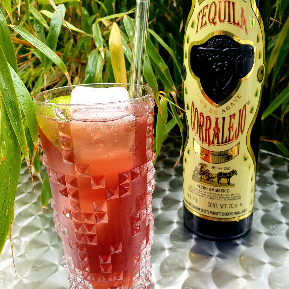 _SQRL_'s tweet photo. #GinADayMay #cheatingongin The nasty weather calls for a fiery drink, so I made an El Diablo.
More on my Insta:
https://t.co/EcaRNgGyCT
#ginadaymay2021 #boozetwitter @Corralejo_mx @FentimansLtd  @thomashenry_de #tequila #longdrink https://t.co/WrLetJOFju