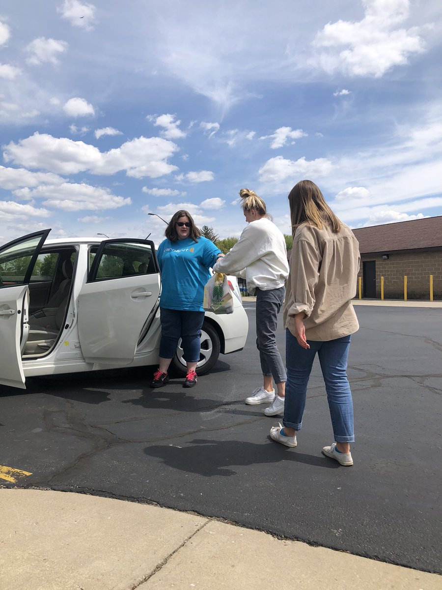 pmrenforth's tweet photo. Couple of hours left for the Key Club Pet Donation Drive. We’ve gotten a few things but would love to be able to take more to the animal shelter. Drop something off by the Greenhouse at LHS by 2:00. Thank you for helping out. #LHSKeyClub🗝 ##wesoar https://t.co/0NtEP14fZl