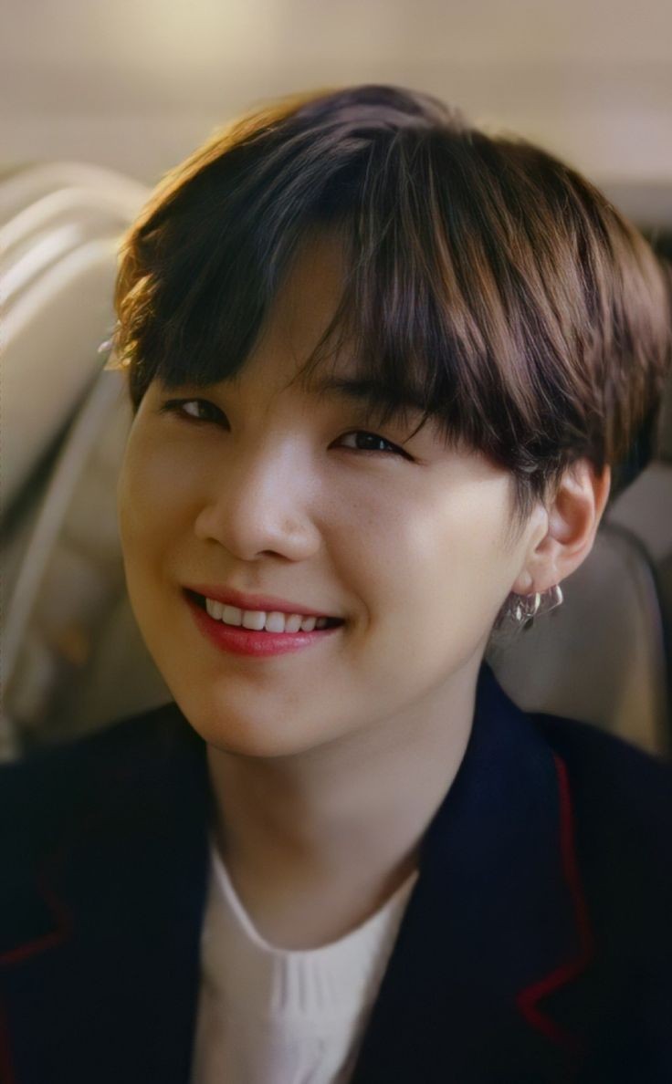 Launew1's tweet photo. Gülüşü ömre bedel 😻🌹
#SUGA #YOONGI #yoongismile https://t.co/HsxB6ZPwcH