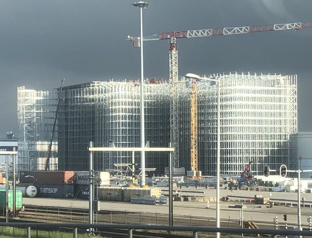 Het gaat geen pretpark worden maar een iets grotere (automatische) diepvrieskast dan thuis! #eemhaven  kloosterboer.com/nl/over-ons/ni…