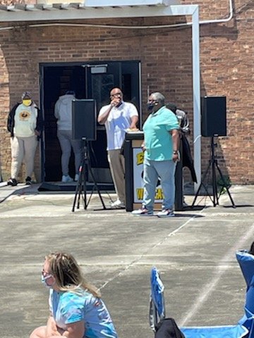ESJHWildcats's tweet photo. We had to get Principal Lewis AKA #TheLifeOfTheParty on the Mic with AP Brown and our #GreatGraduates in the AA Dept. #FeelTheLove with Mrs. N. James and R. Williams! https://t.co/kceeCxnaOo
