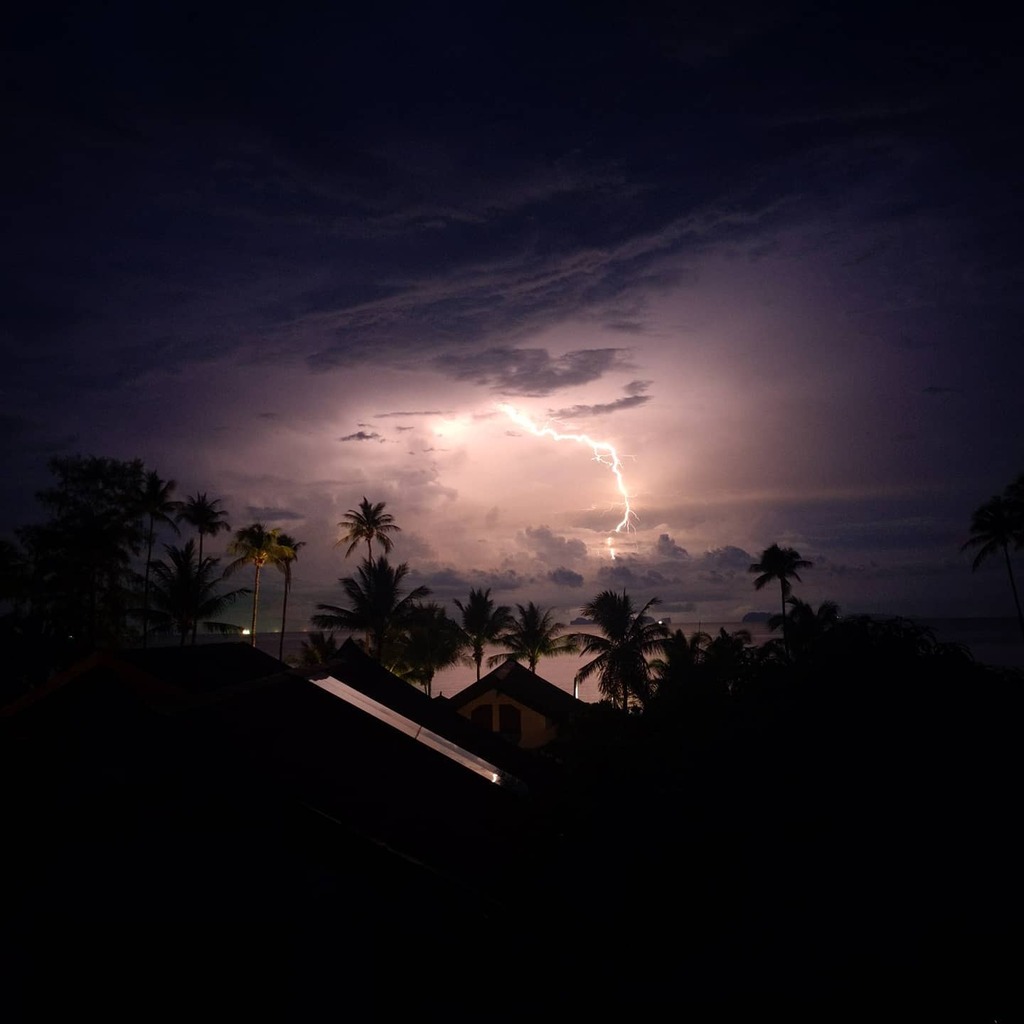 No sunset today, only lightning. First shot, no filters, caught on my phone with 1s exposure iso 55. Took hundred more and nothing came close. You can see Phi Phi islands lit up in background.

#lightning #kohlanta #phiphi