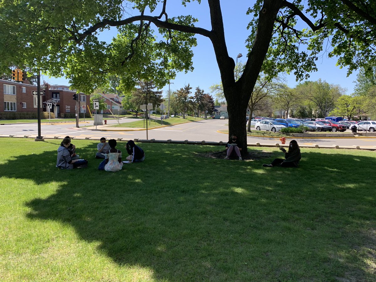 Mrs_Coffin's tweet photo. Yesterday was a beautiful day for some outdoor independent reading time! #FreeReadFriday #BulldawgProud https://t.co/9ssKhvdtHG
