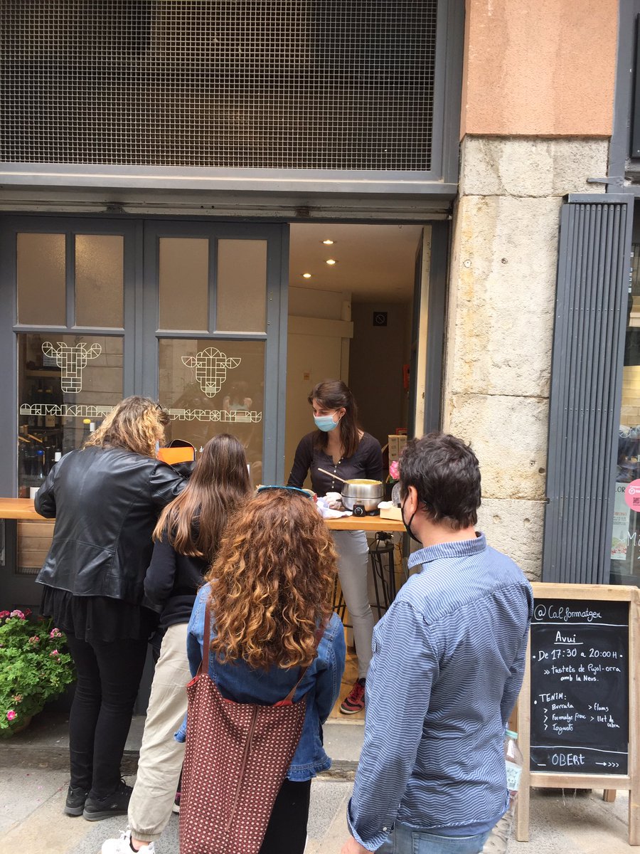 formatgeriaorra's tweet image. Avui som a la botiga de #CalFormatger, al cor de Girona i amb el #tempsdeflors, oferint un tast dels nostres formatges 🙌🧀

Si passeu per aquí, saludeu-nos! 🤗

#PujolOrra #formatge #productor #proximitat #primavera #Girona #ecològic #eco #Ripollès #Catalunya #tempsdeflorsgirona