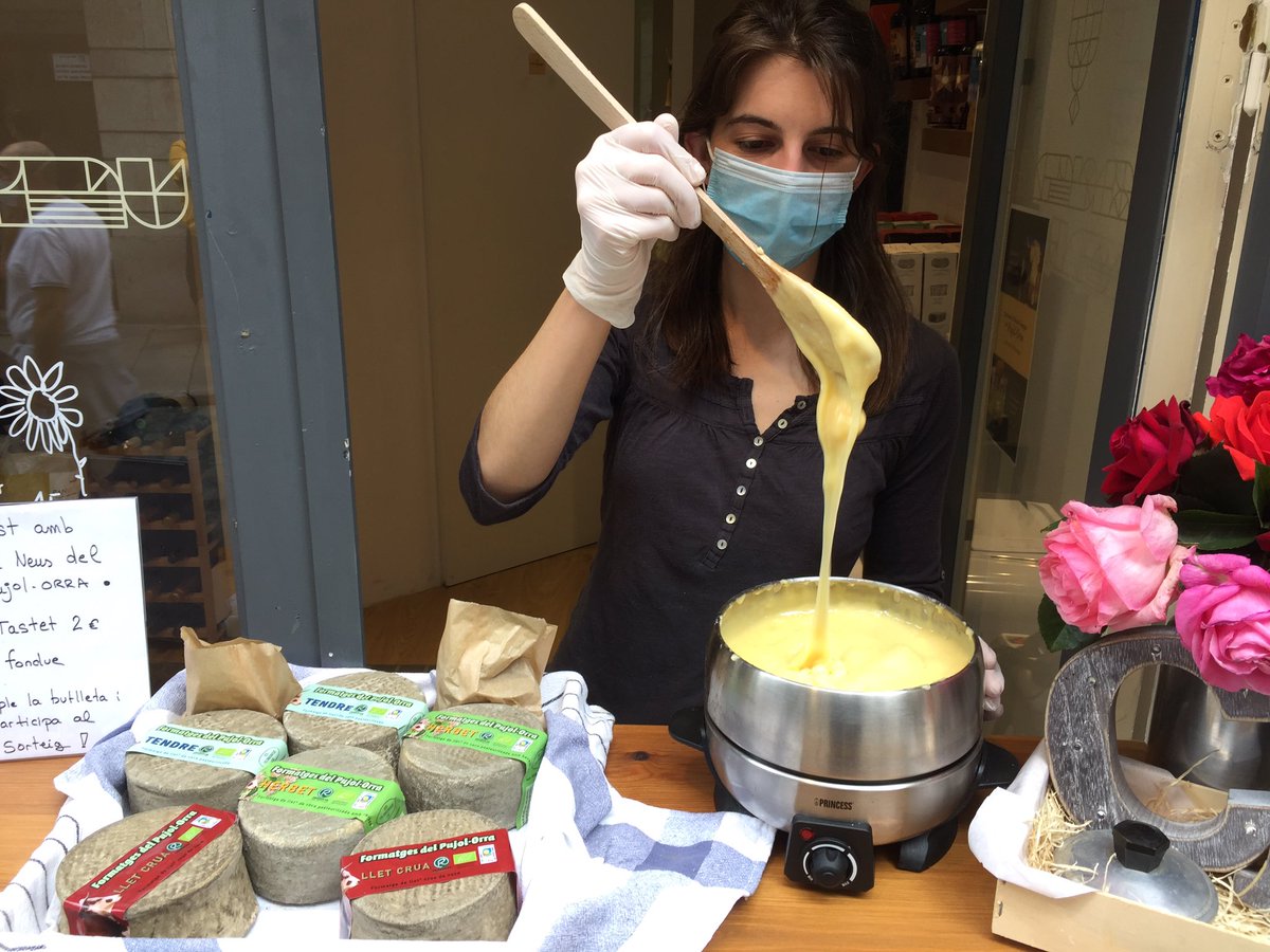 formatgeriaorra's tweet image. Avui som a la botiga de #CalFormatger, al cor de Girona i amb el #tempsdeflors, oferint un tast dels nostres formatges 🙌🧀

Si passeu per aquí, saludeu-nos! 🤗

#PujolOrra #formatge #productor #proximitat #primavera #Girona #ecològic #eco #Ripollès #Catalunya #tempsdeflorsgirona