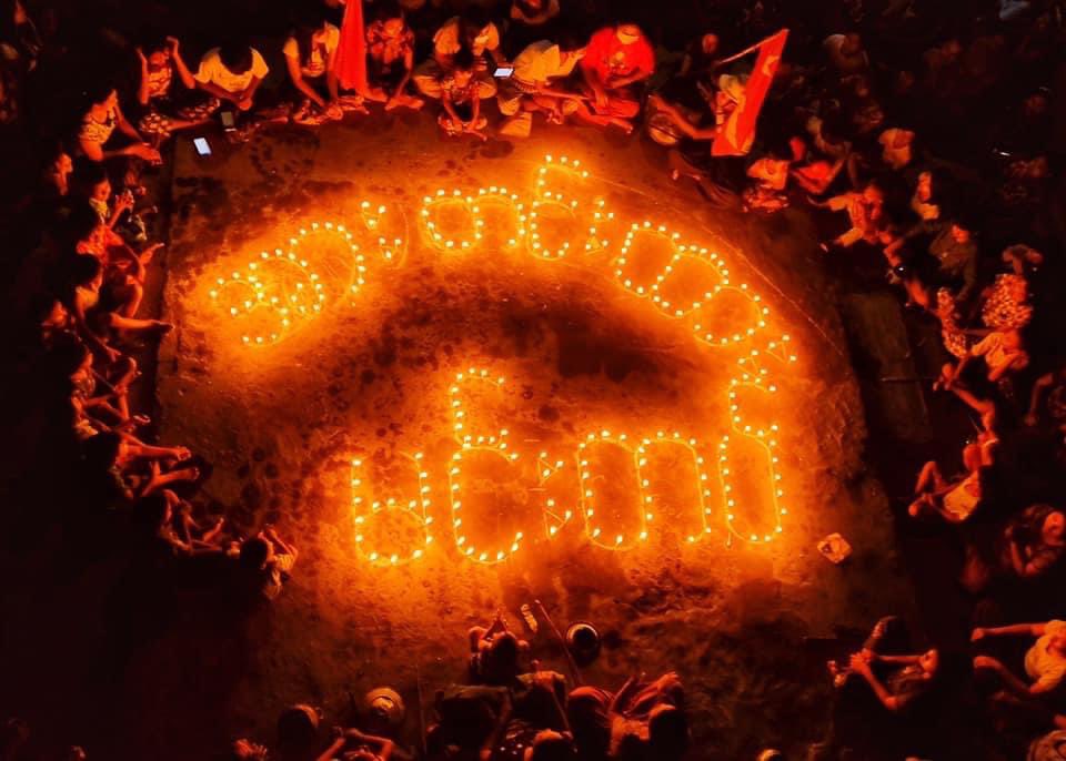 chomayko's tweet photo. “ Fighting Mindat “ was displayed with candlelights by villagers of Amyint Street, Monywa praying for #Mindat locals and Chinland Defense Force. 

#WhatsHappeningInMyanmar 
#May15Coup 
#HelpMindat 
#NoFlyZoneInMyanmar 
#HumansAreNotShields https://t.co/NHtj2c4MC3