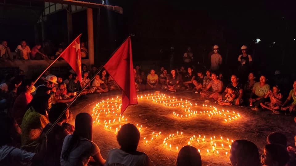 chomayko's tweet photo. “ Fighting Mindat “ was displayed with candlelights by villagers of Amyint Street, Monywa praying for #Mindat locals and Chinland Defense Force. 

#WhatsHappeningInMyanmar 
#May15Coup 
#HelpMindat 
#NoFlyZoneInMyanmar 
#HumansAreNotShields https://t.co/NHtj2c4MC3