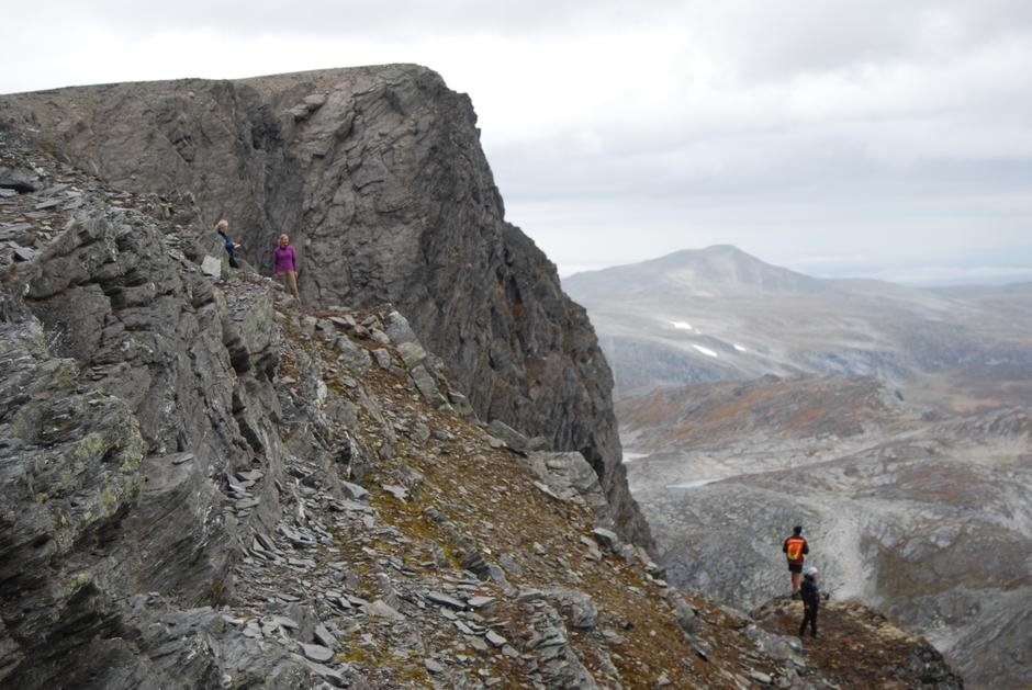 a clear mountain view
the confusing paths taken
to reach the summit
(photo: Trondheim Turistforening)
 #HaikuChallenge (confuse) #haiku #senryu #3lines #micropoetry (photo