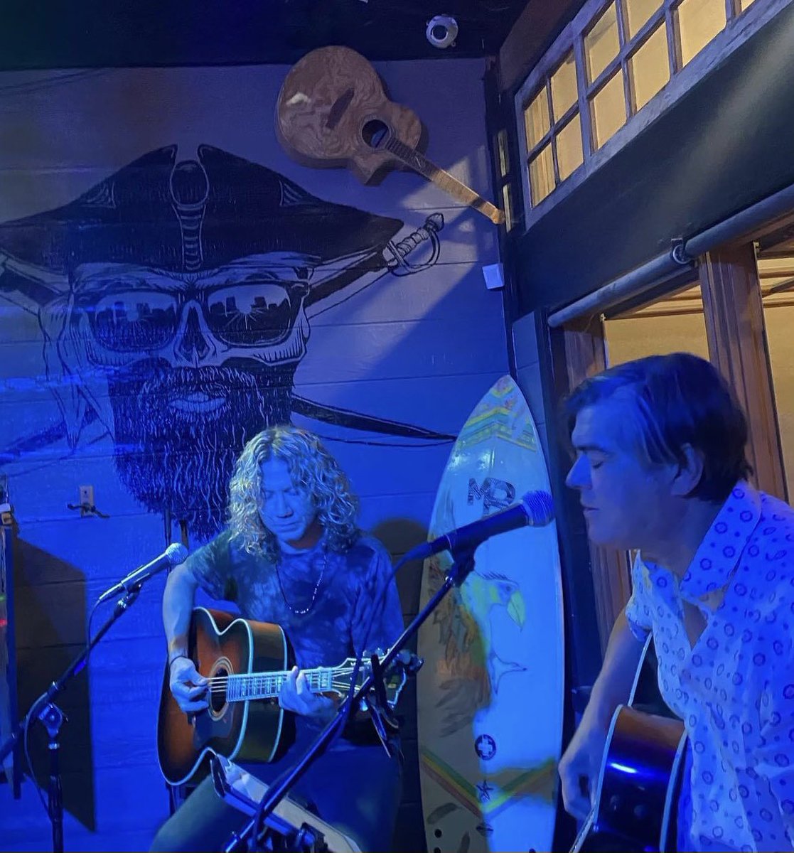 ginblossoms's tweet photo. Josh Kennedy from @theblackmoods 
sits in w Jesse at his Marauders acoustic show in Tempe, AZ. https://t.co/Q4LUWt7gfr