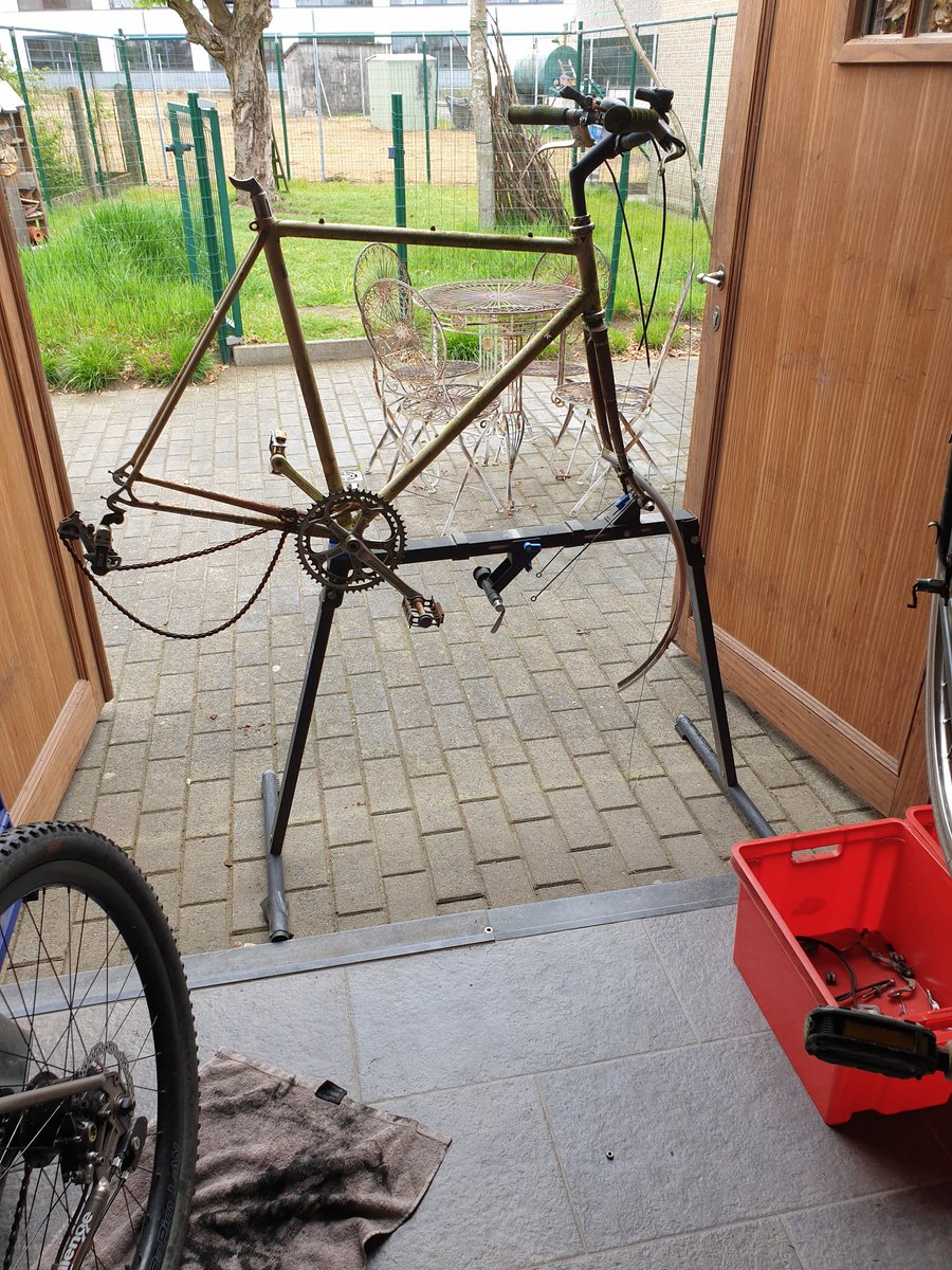 ToBaTwi's tweet photo. started dads old racebike #restauration #project #flandria /T https://t.co/9K4Xfrb33y