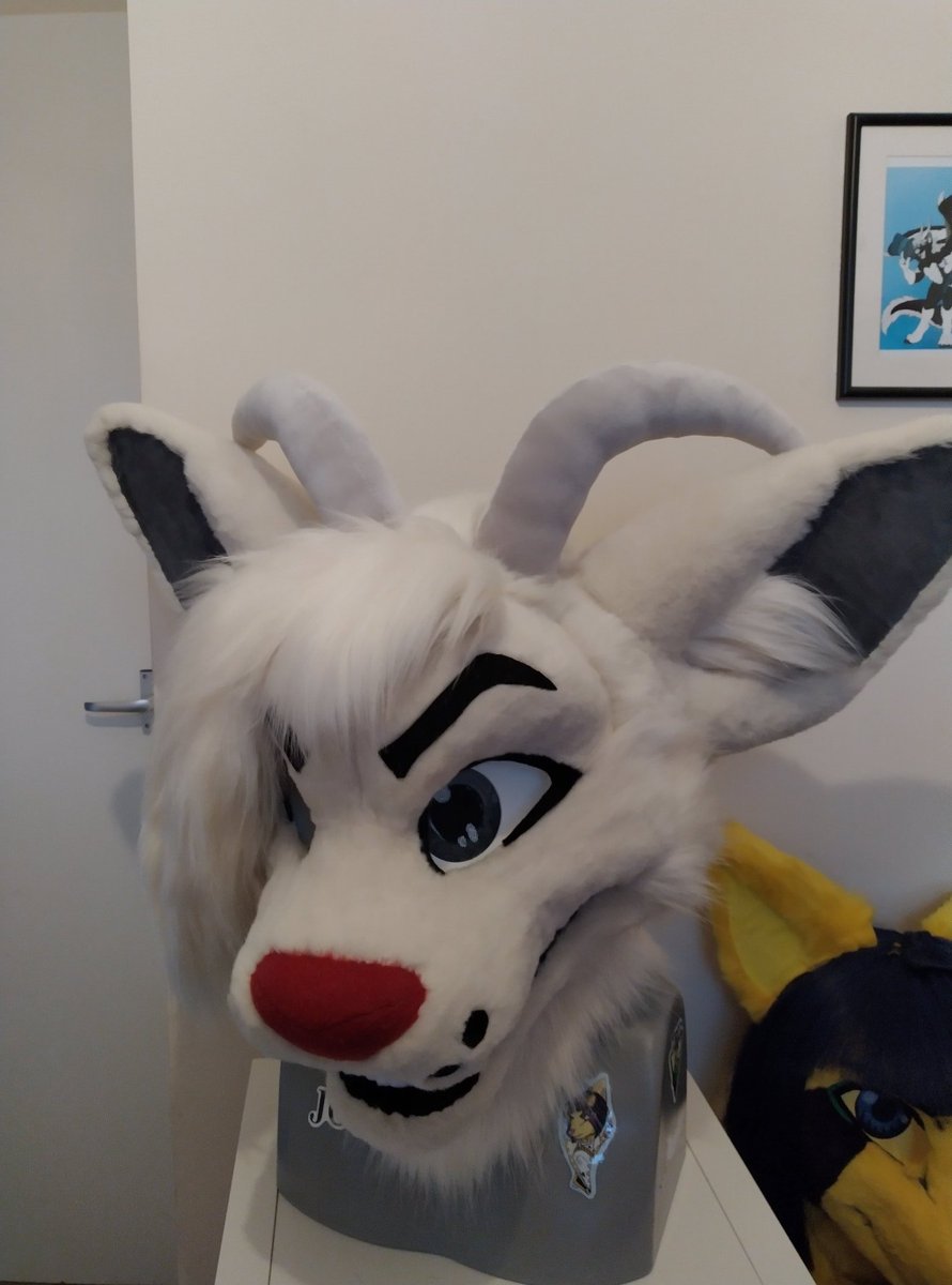 VaporMoonStudio's tweet photo. Head for @AceCarter18 is finished! Base by Ace Carter , details like mouth,teeth and eye mesh and furring and finishing Details by me. #fursuit #furrycraft #furryart #fursuithead #furryfandom #fursuitmaker #fursuitmaking https://t.co/grZIegnbYH
