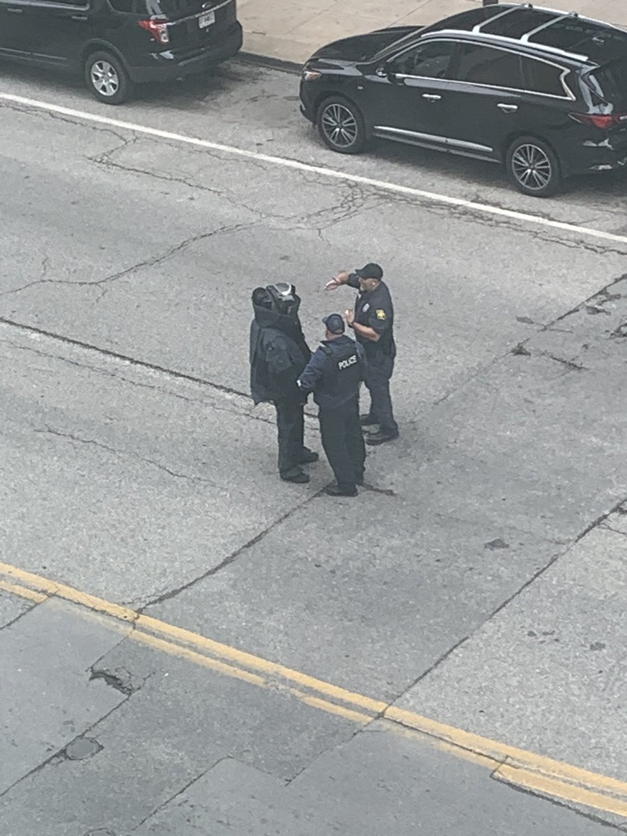 lhunt314's tweet photo. Bomb squad at 12th and Grand, not sure what going on. #kcmo https://t.co/IDaAjZ9BMt