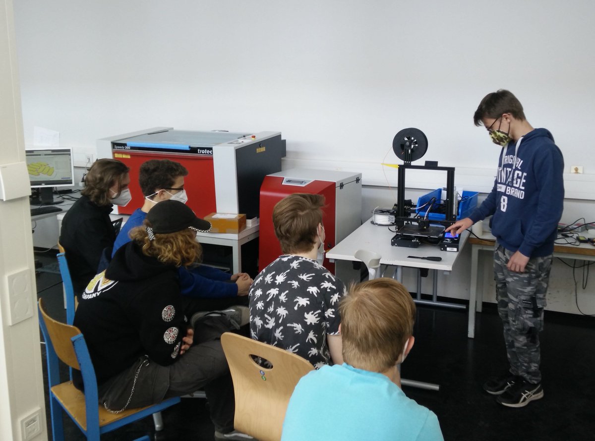 robo4you's tweet photo. The workshop series for robotic newbies at HTL Wiener Neustadt begins. 
This weeks topic: 3D Printing
For more visit https://t.co/rHbABT6EDS
#robo4you #robitics #3Dprinting https://t.co/AvZuZVjdLi