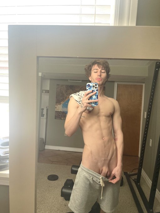 comment if you&rsquo;d workout with me 💪🏼 https://t.co/lPCmtW9Bts