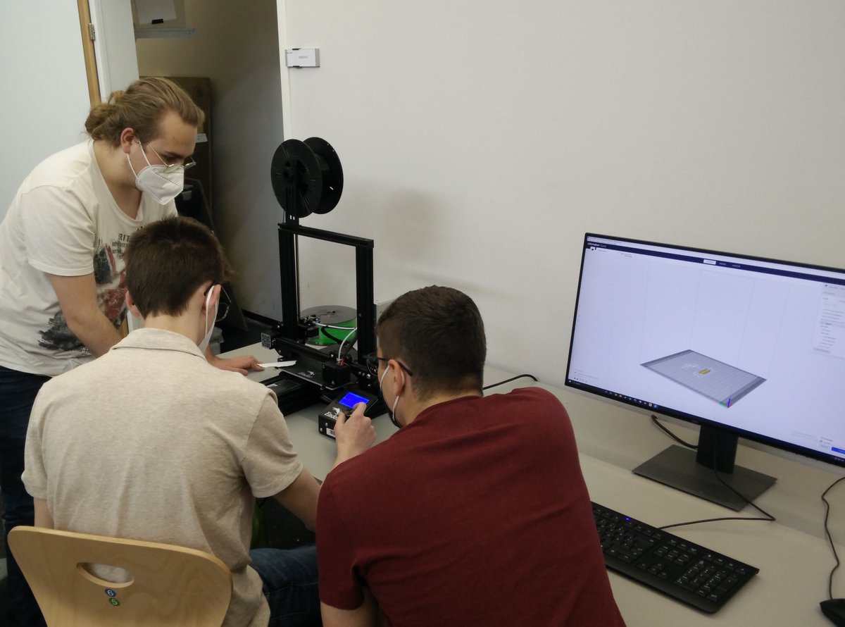 robo4you's tweet photo. The workshop series for robotic newbies at HTL Wiener Neustadt begins. 
This weeks topic: 3D Printing
For more visit https://t.co/rHbABT6EDS
#robo4you #robitics #3Dprinting https://t.co/AvZuZVjdLi