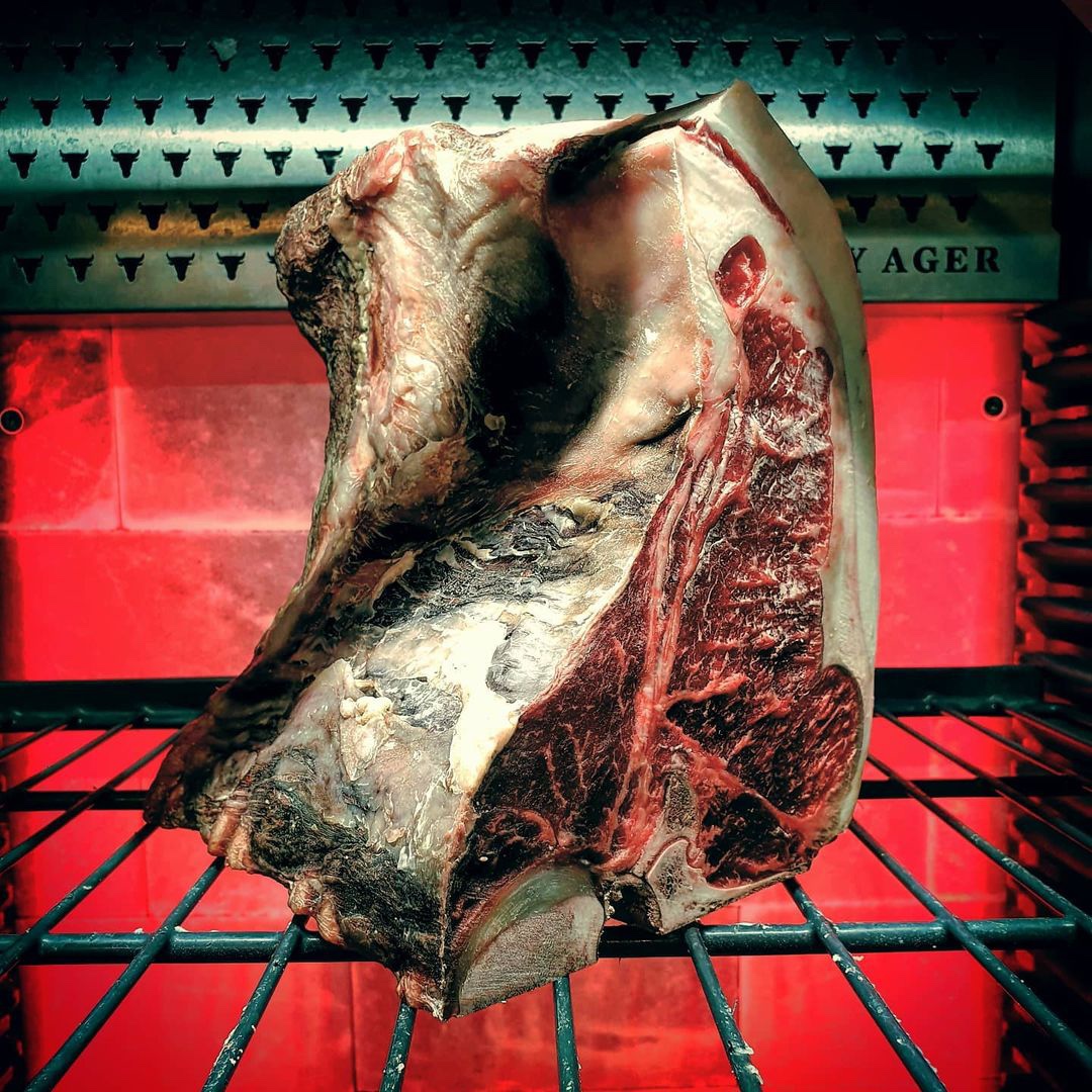 DESCRIBE THE PICTURE IN TWO WORDS
_
Your suggestion? 🤔😍

#dryager #meattime #instameat #dryaged #dryagedbeef #dryaging #dryagerlove #tbone #porterhouse #steakporn #meatporn