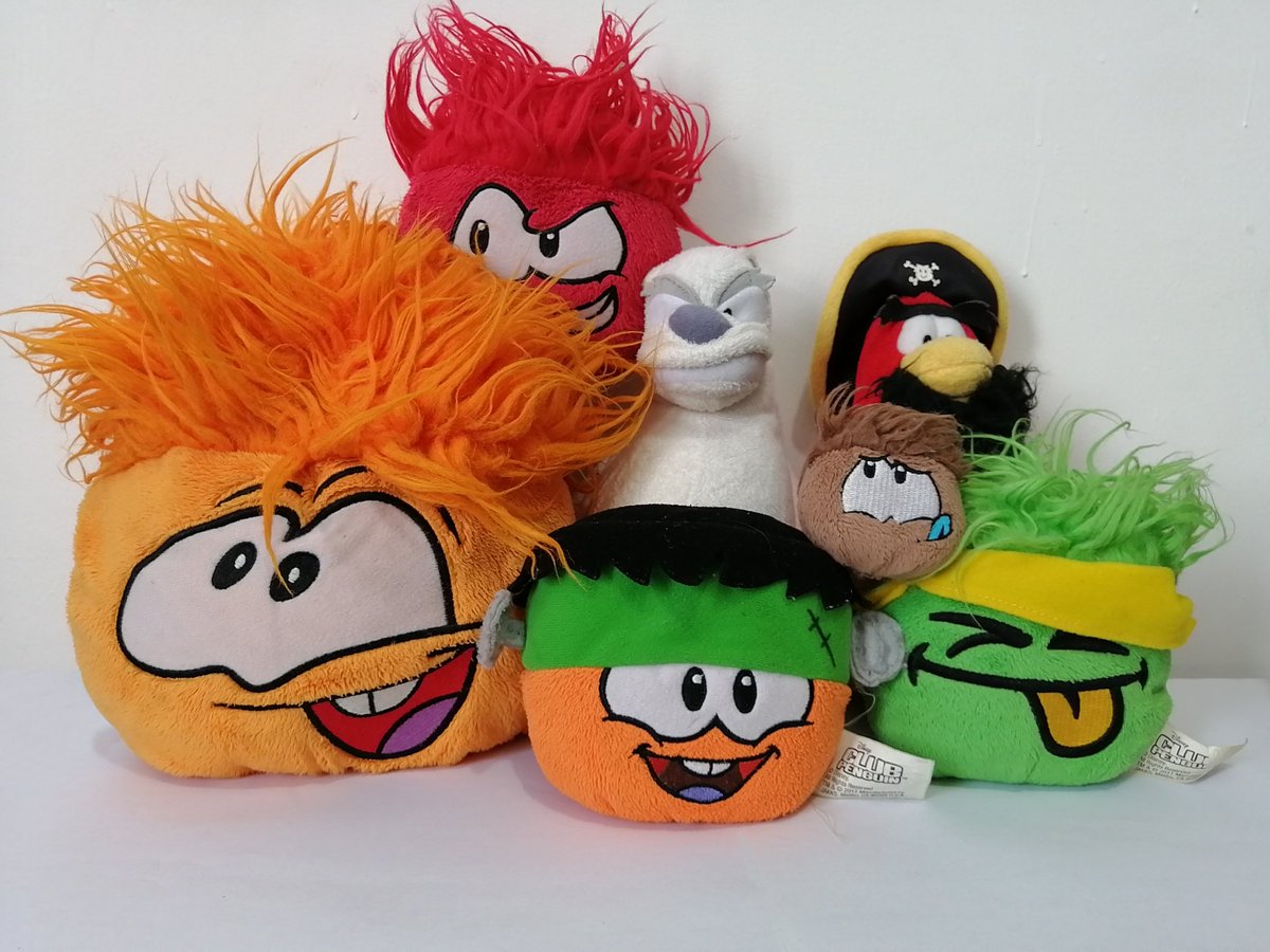 JackkCat's tweet photo. THIS IS MY CLUB PENGUIN COLLECTION! (I lost some mini-Puffles and don't know where I put my magazines tbh)

I ALWAYS wanted a postcard from the CP team, a pin, Herbert's Drill and the EPF card game but they never were sold in Mexico :(

#OnceAPenguinAlwaysAPenguin https://t.co/45koBhWHAj