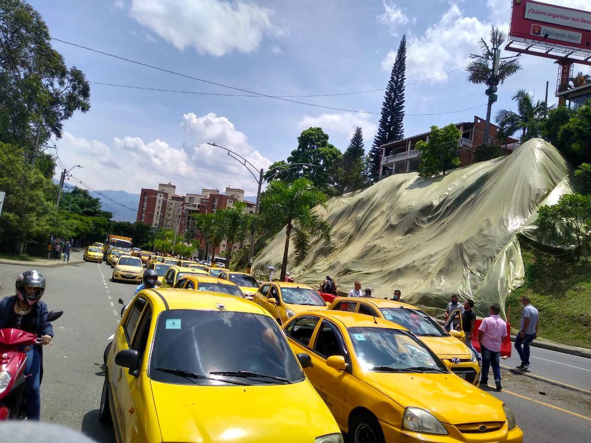 Hay cierte preventivo del Túnel de Oriente en Medellín, pues taxistas adelantan un plan tortuga en la av. Las Palmas, rumbo al aeropuerto José María Córdova de Rionegro. Aseguran que ayer no se permitió el ingreso de este tipo de vehículos a la terminal aérea. #VocesySonidos