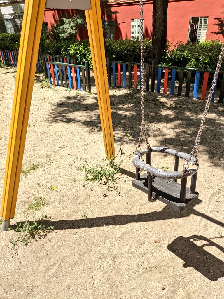 AlberJContreras's tweet photo. @Lineamadrid @MADRID @JMDChamartin el parque infantil en Conde de Torralba 6 está:
- Sucio y lleno de heces
- Columpios rotos
- Lleno de hierbajos
- Pintura desconchada

Es un parque INFANTIL, debería estar impoluto para que los niños puedan jugar.
Gracias
#chamartin #Madrid https://t.co/VeXCmMBPt8