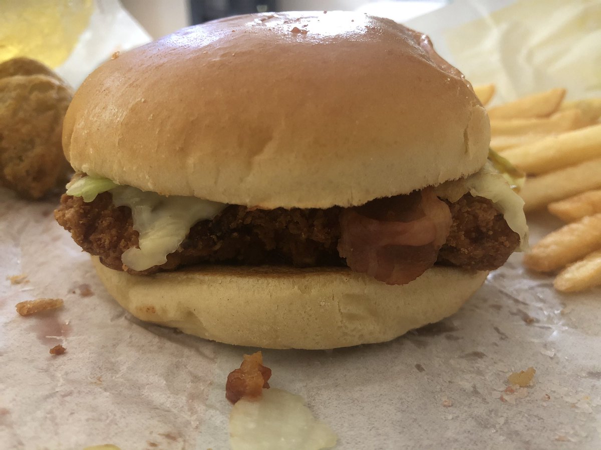 Toni_Raymond's tweet photo. The Burger King Roadhouse Crispy Chicken burger. Don’t be fooled people. @BurgerKingUK really?!?! https://t.co/b9snEJyN6S